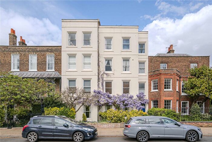 2 Bedroom Flat For Sale In Kew Green, Richmond, TW9