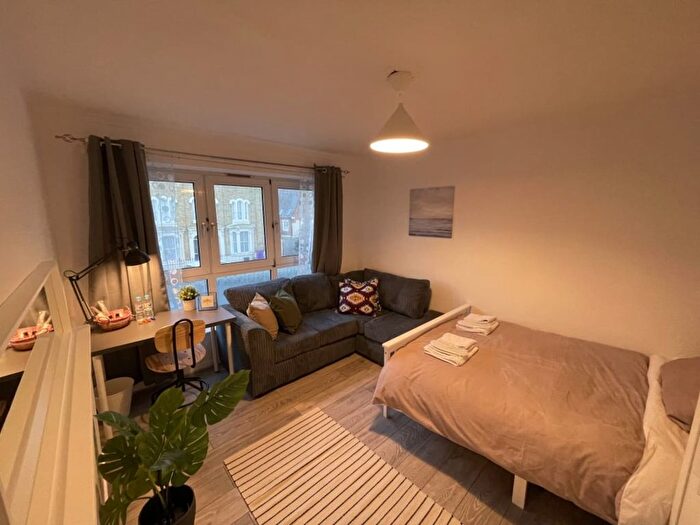 1 Bedroom Flat To Rent In Rosebank Gardens, London, E3