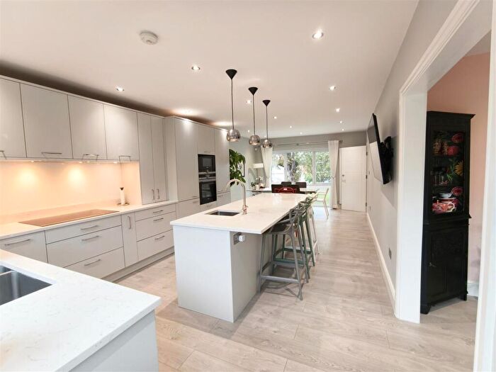 5 Bedroom Detached House For Sale In Lynwood Grove, Orpington, BR6