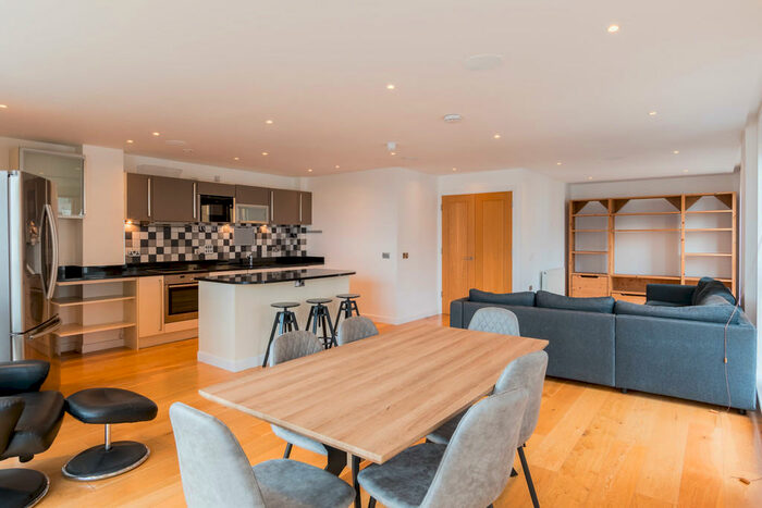 3 Bedroom Apartment To Rent In Watermans Place, LS1