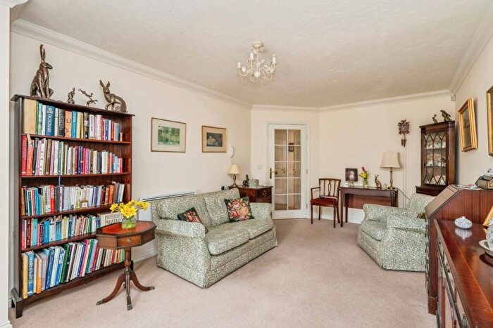 1 Bedroom Flat For Sale In Padnell Road, Waterlooville, Hampshire, PO8