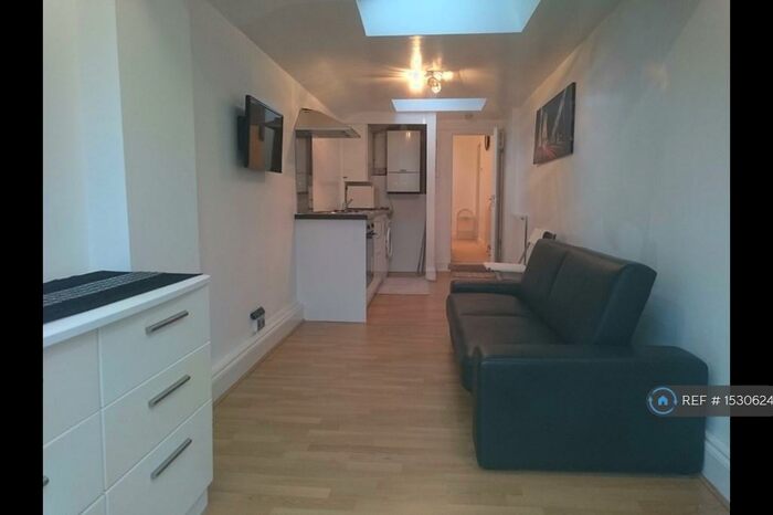 1 Bedroom Flat To Rent In Glebelands Avenue, Ilford, IG2