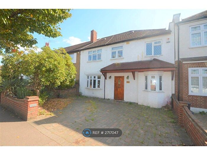 4 Bedroom Semi-Detached House To Rent In Ashbourne Avenue, London, E18
