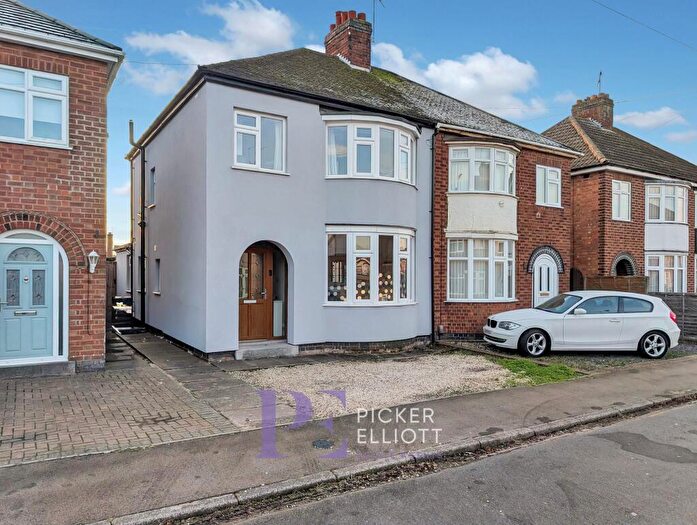 3 Bedroom Semi Detached House For Sale In Barrie Road, Hinckley, LE10