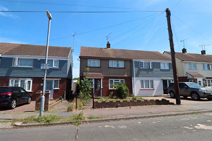 3 Bedroom Semi-Detached House For Sale In Laurel Avenue, Wickford, SS12