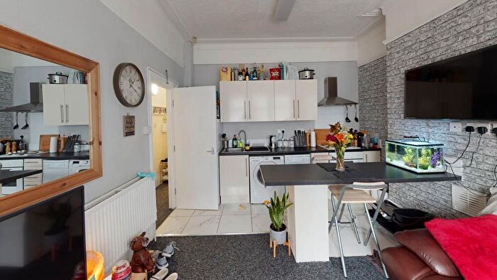 2 Bedroom House To Rent In Headingley Mount, Leeds, LS6