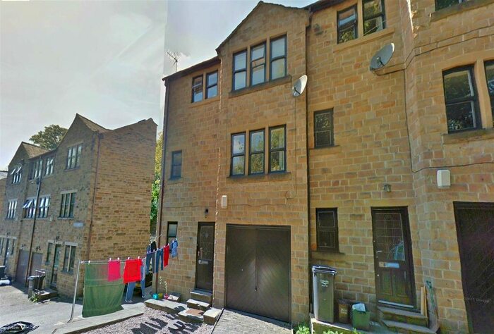 3 Bedroom Town House To Rent In Chapel Lane, Halifax, HX3