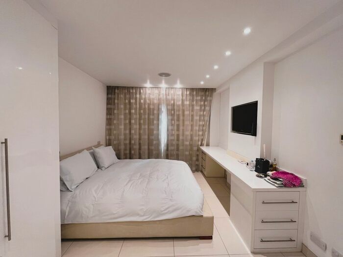 3 Bedroom Flat To Rent In Portman Square, Marylebone, London, W1H