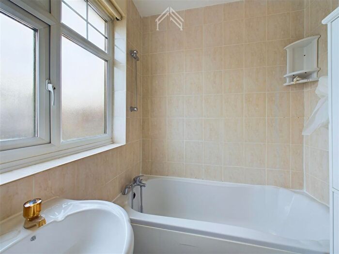 4 Bedroom Property To Rent In Vista Way, Harrow, HA3