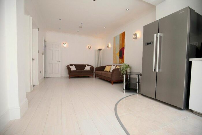 3 Bedroom Flat To Rent In North End Road, London, NW11