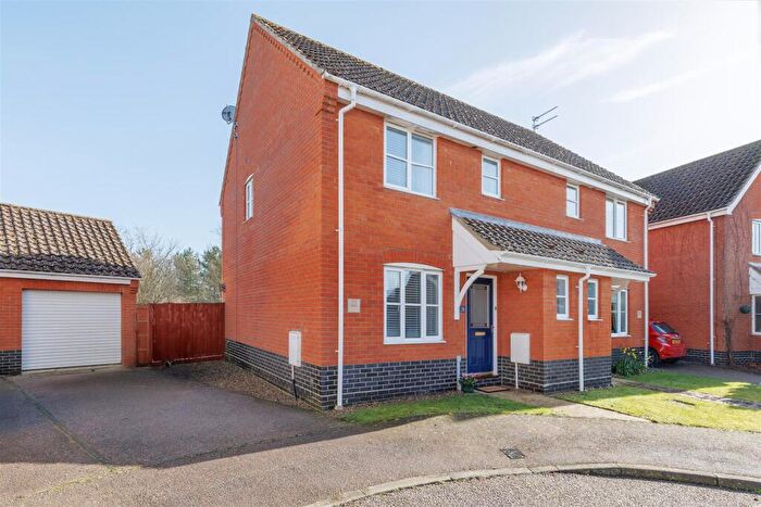 3 Bedroom Semi-Detached House For Sale In Janet Hadenham Close, Worlingham, Beccles, NR34