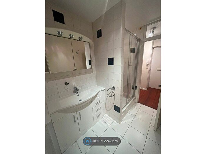 Studio To Rent In Rothesay Court, London, SE11