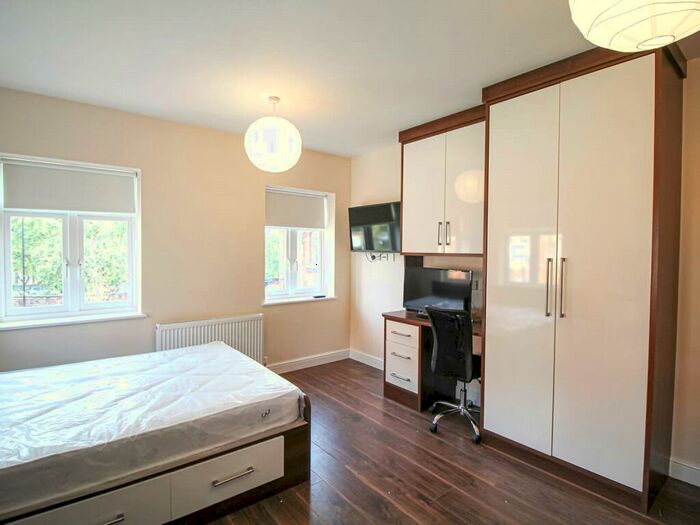 Apartment To Rent In Apt, Clarendon House #, LS2