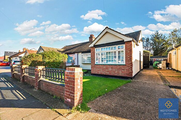 3 Bedroom Chalet For Sale In Cross Road, Romford, RM7