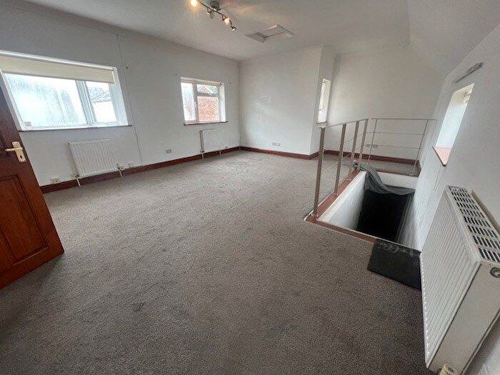 1 Bedroom Flat To Rent In Holdenhurst Road, BH8