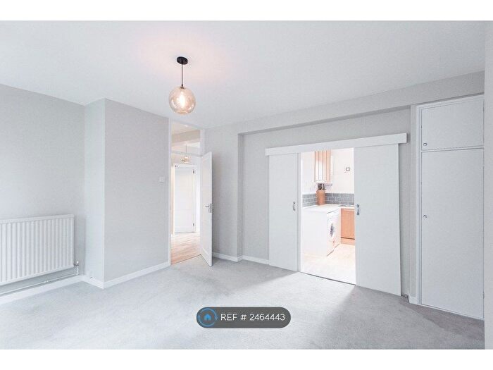 3 Bedroom Flat To Rent In Horton House, London, SW8