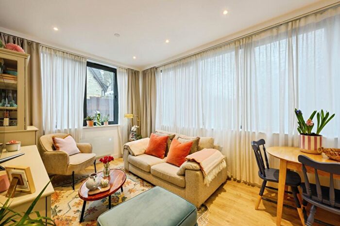 1 Bedroom Flat For Sale In Station Road, Redhill, Surrey, RH1