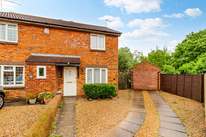 3 Bedroom Semi-Detached House For Sale In Yeoman Meadow, Northampton, NN4