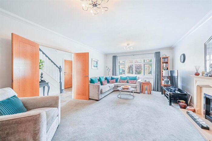 6 Bedroom Detached House For Sale In Bywood Close, Banstead, SM7