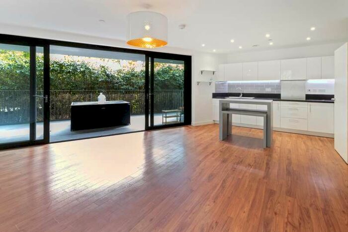 2 Bedroom Flat To Rent In Kingfisher Heights, E16