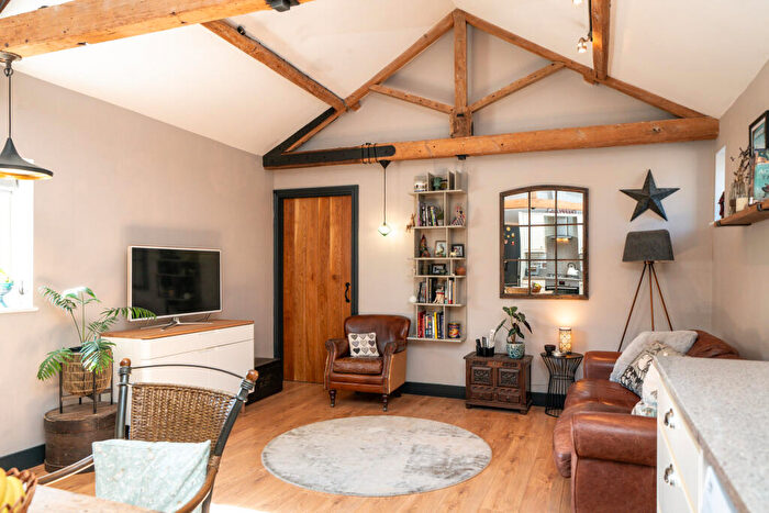 2 Bedroom Barn Conversion For Sale In Main Road North, Dagnall, Berkhamsted, HP4