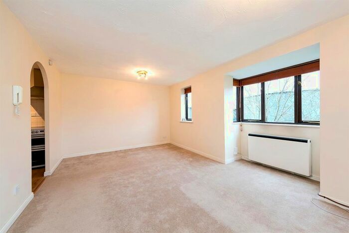 2 Bedroom Flat To Rent In Varsity Drive, Twickenham TW1
