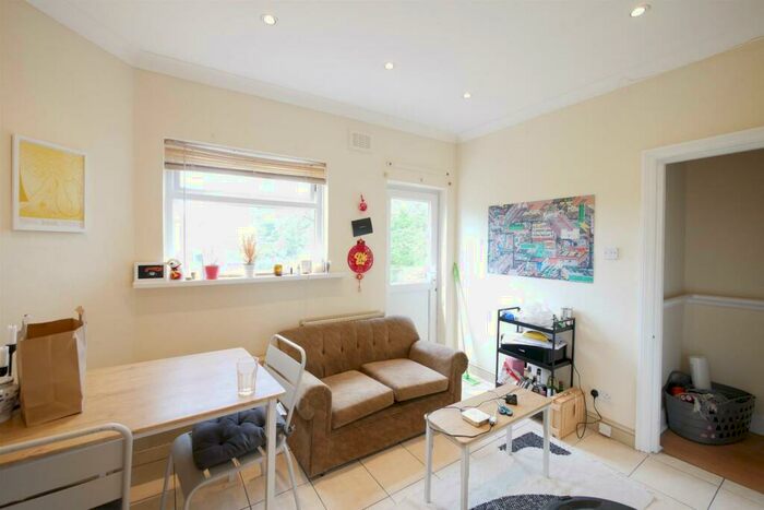 3 Bedroom Apartment To Rent In Queens Drive, Finsbury Park, N4