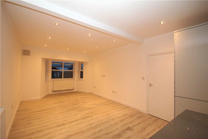 4 Bedroom Flat To Rent In South Norwood Hill, London, SE25