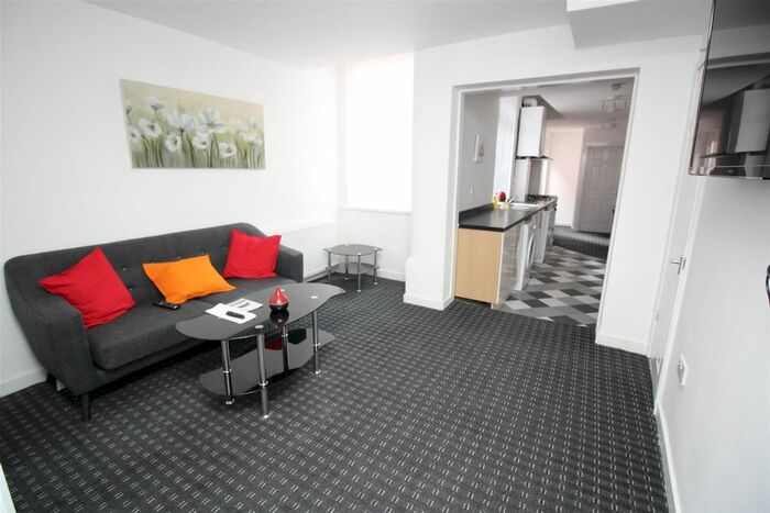 2 Bedroom Flat To Rent In Crescent Road, Middlesbrough, North Yorkshire, TS1