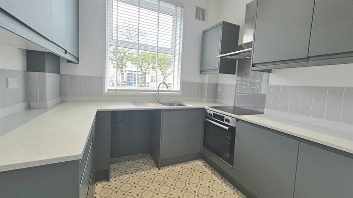 3 Bedroom Flat To Rent In Devonshire Square, Southsea, PO4