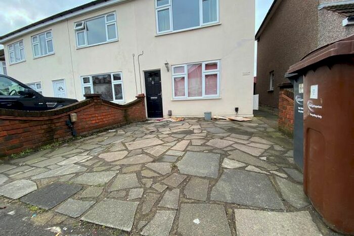 7 Bedroom Terraced House To Rent In Whalebone Lane South, Dagenham, RM8