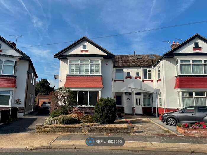 2 Bedroom Maisonette To Rent In Tudor Drive, Romford, RM2