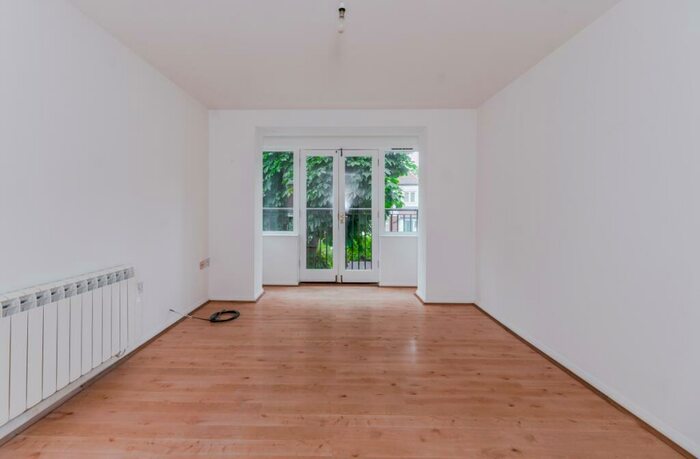 2 Bedroom Flat To Rent In Hillfield Avenue London, N8