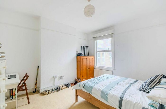 3 Bedroom Maisonette To Rent In Weir Road, Balham, London, SW12