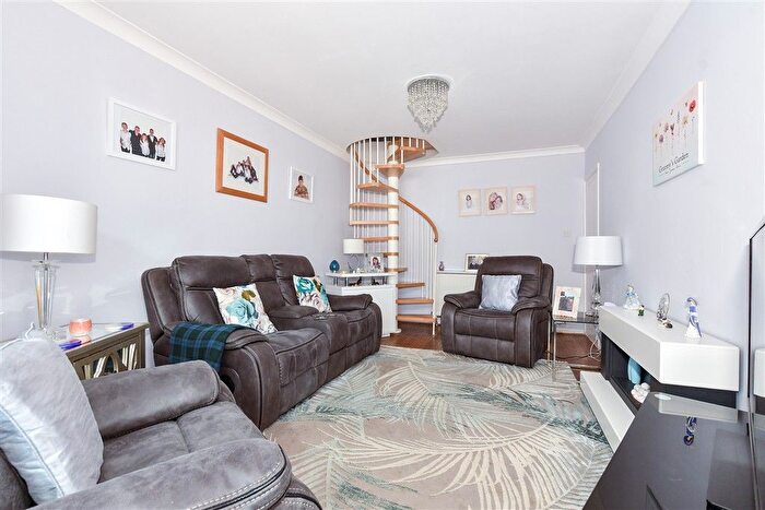 2 Bedroom Chalet For Sale In Flaxman Drive, Maidstone, Kent, ME16