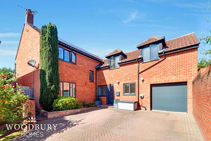 5 Bedroom Detached House For Sale In The Lindens, Loughton, IG10