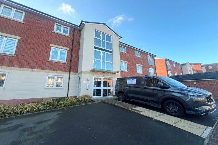 2 Bedroom Flat To Rent In Dixon Close, Redditch, B97