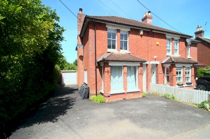 3 Bedroom Semi-Detached House To Rent In School Road, Bursledon, SO31