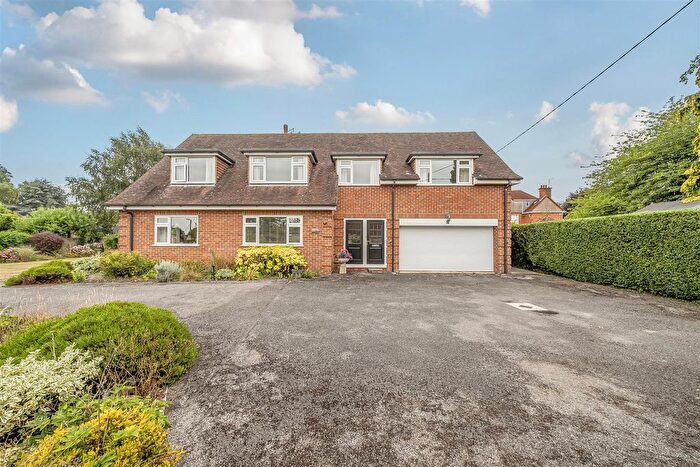4 Bedroom Detached House For Sale In Orchard Close, Devizes, SN10