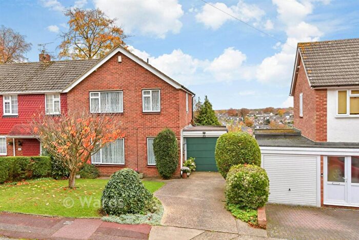 3 Bedroom Semi Detached House For Sale In Oakhurst Close, Walderslade, Chatham, Kent, ME5