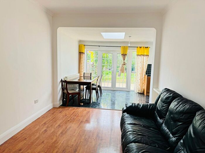 4 Bedroom Semi-Detached House To Rent In Victoria Close, Hayes, UB3