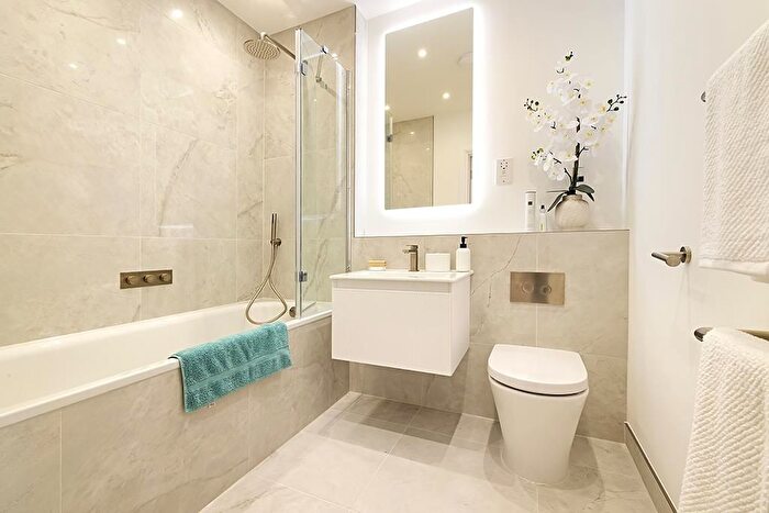 2 Bedroom Flat For Sale In Mclaren Court, Fetcham, KT22