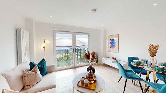 2 Bedroom Apartment To Rent In Minerva Square, Glasgow, G3