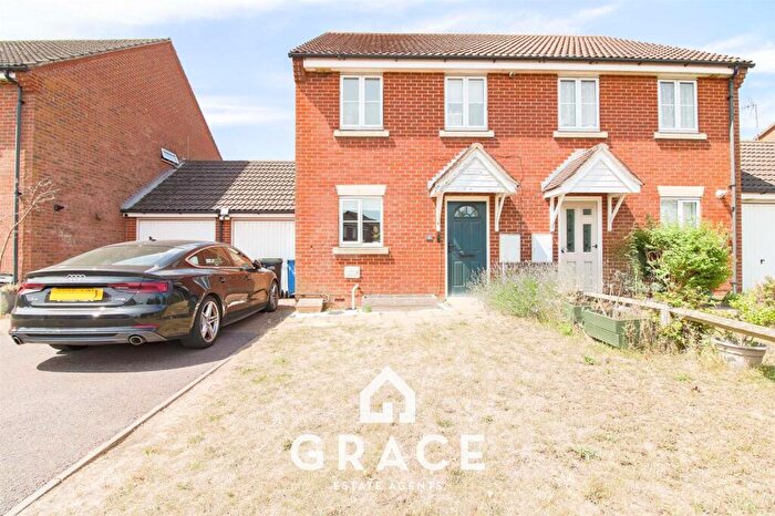 3 Bedroom Semi-Detached House For Sale In Pipers Vale Close, Ipswich, IP3