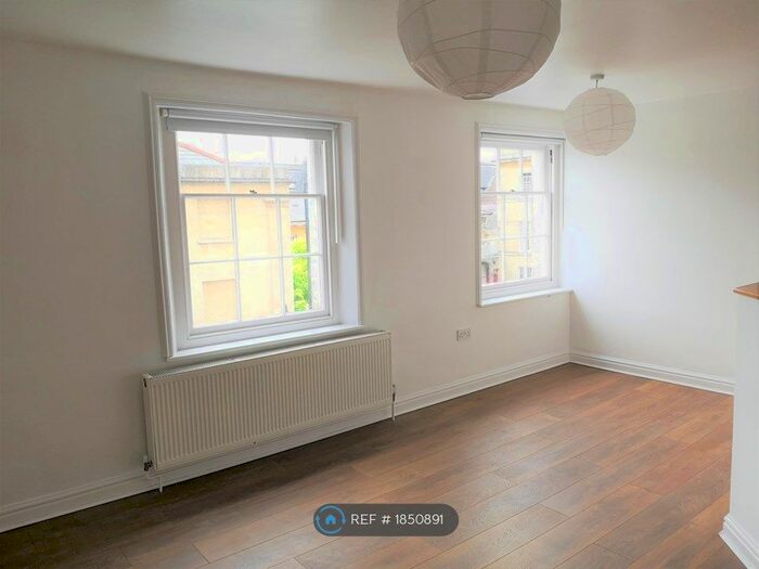1 Bedroom Flat To Rent In Baker's Mews, Devizes, SN10
