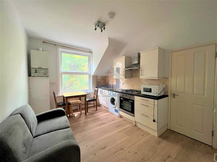 1 Bedroom Flat To Rent In Aldrington Road, Furzedown, SW16