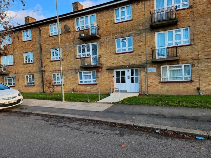 3 Bedroom Flat To Rent In Bushfield Crescent, Edgware, HA8