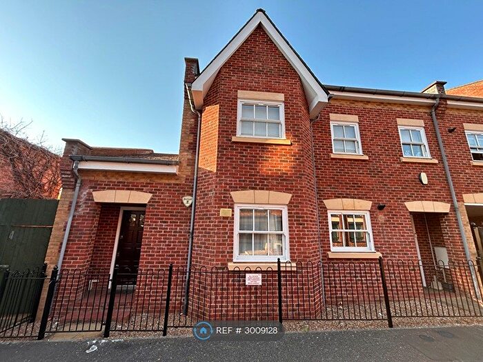 2 Bedroom Flat To Rent In Sandfield Court, Guildford, GU1
