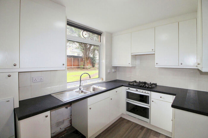 3 Bedroom Flat To Rent In Peters Lodge, Stonegrove, Edgware, HA8