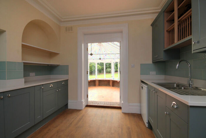 6 Bedroom Semi-Detached House To Rent In Lawrence Lane, Buckland, RH3